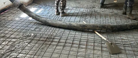 Az Unicons csapata betonozás közben egy felújított épület belsejében