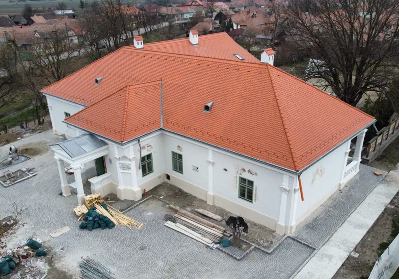 A felújított székelykeresztúri Gyárfás-kúria, ma múzeum és rendezvényház, felülről