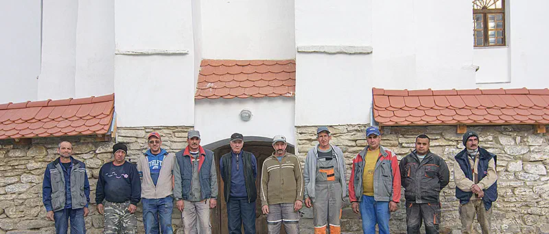 Az Unicons csapata egy felújított templom előtt